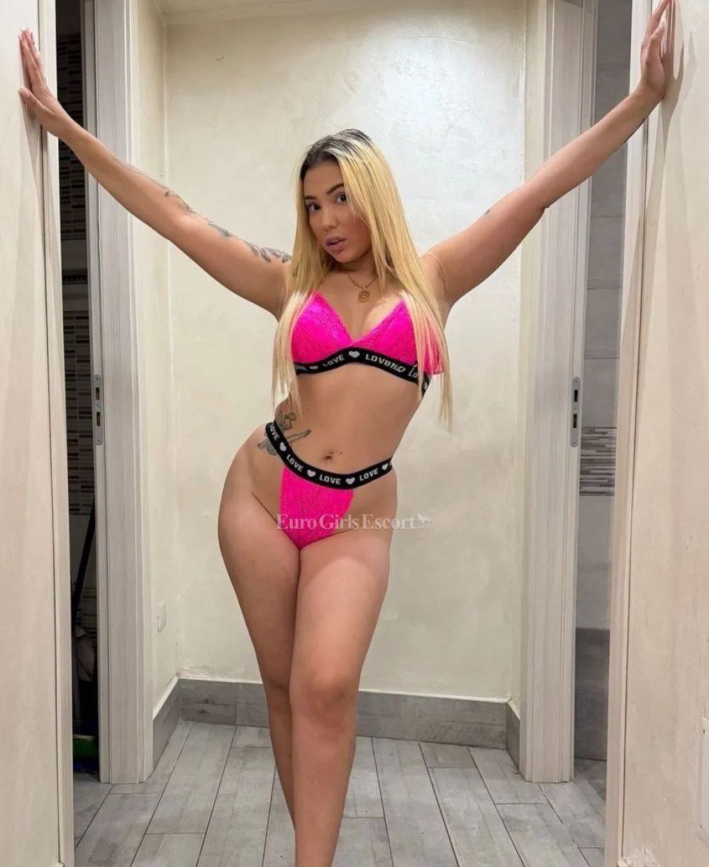 Laura Maya photo 1